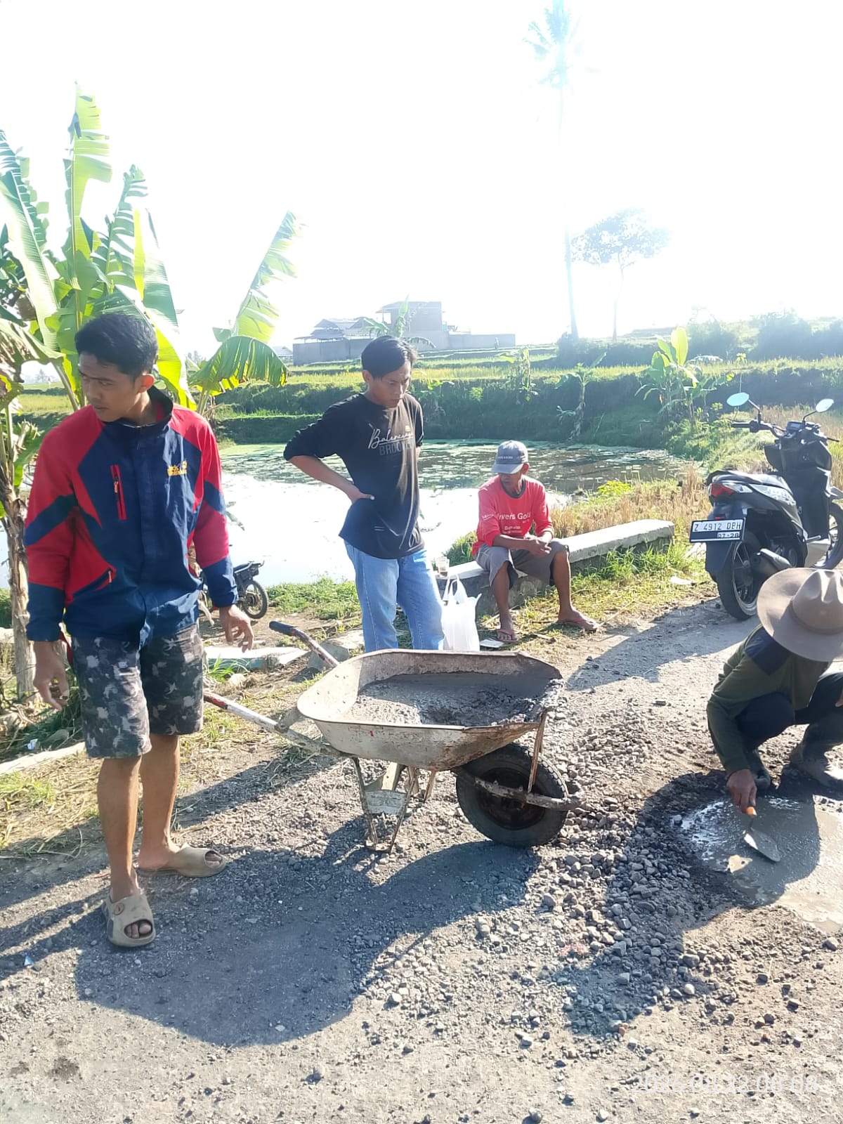 Kepala Desa Situsaeur Bersama Warga Laksanakan Perbaikan Jalan Secara Swadaya