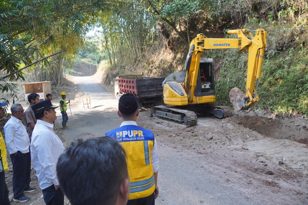 Bupati Garut cek Proyek Rehabilitasi Jalan Limbangan -- Selaawi